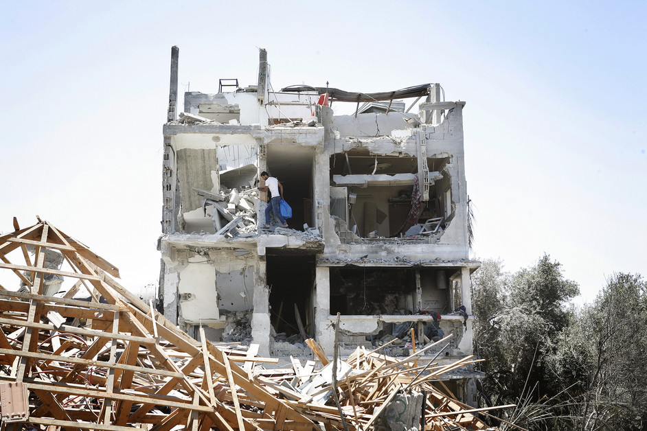 26 Julai - Penduduk Gaza kembali ke rumah mereka di Shujaiya untuk menyelamatkan apa yang masih tinggal ketika berlangsungnya gencatan senjata.