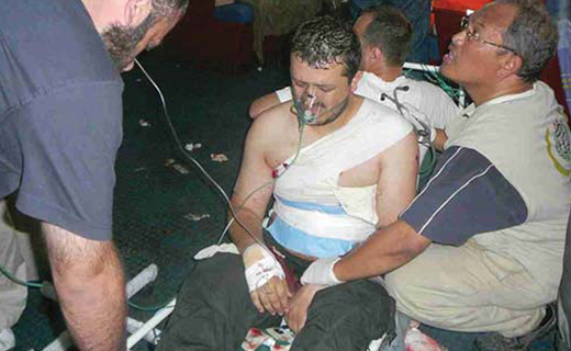 Dr Mohd Arba’ai (kanan) ketika membantu mangsa serangan tentera laut Israel di atas kapal Mavi Marmara pada tahun 2010.