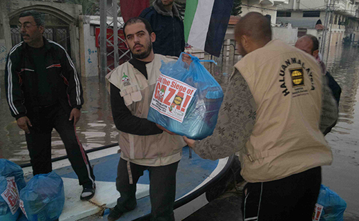 Relawan HALUAN di Gaza menghantar bantuan kepada mangsa banjir pada akhir tahun 2013 dari rumah ke rumah.