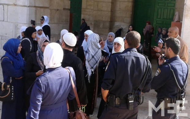 Wanita Palestin berhujah dengan pegawai polis Zionis di perkarangan Masjid al-Aqsa.