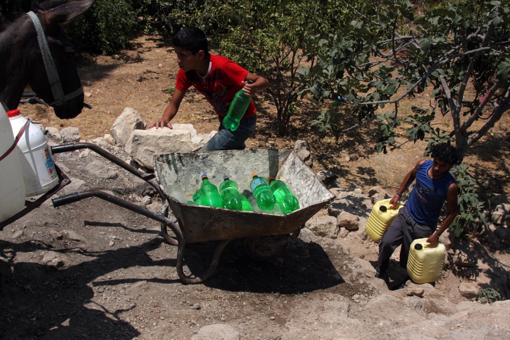 Kanak-kanak Palestin di Qarawah Bani Zeid di Tebing Barat terpaksa mengangkut air menggunakan keldai. Penggunaan air oleh penduduk Palestin di Tebing Barat adalah jauh lebih rendah daripada kadar minimum kegunaan air antarabangsa.