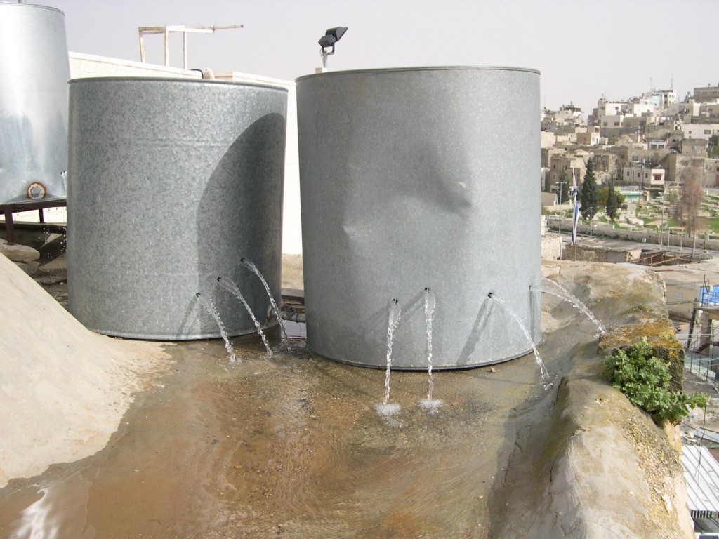 Tangki simpanan air penduduk Palestin dirosakkan oleh pendatang Yahudi.