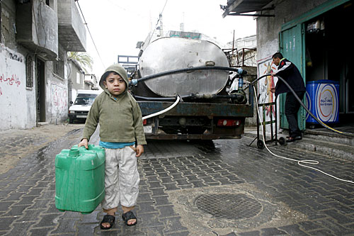 Ahmed Mekdad, seorang akank-kanak di Gaza, membawa tong untuk membeli air minum.