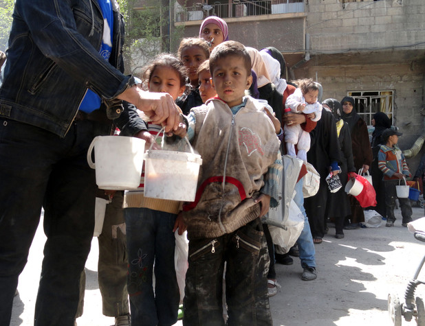 Penduduk Yarmouk kini mengalami kekurangan zat makanan yang kronik, kekurangan air serta vitamin, dan mengakibatkan kekurangan  protein yang teruk.