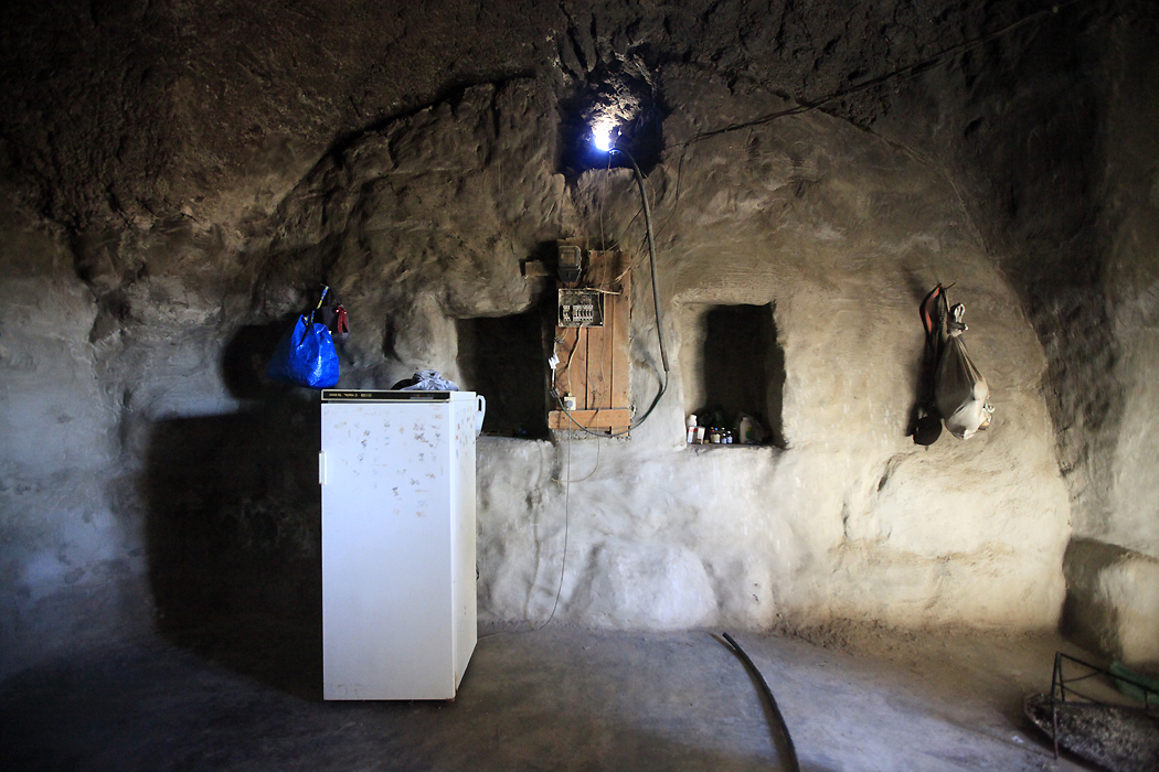 Di perkampungan gua Jinba, dinding gua di potong dan diplaster. Lubang cahaya digunakan untuk menyimpan makanan dan ruang  kecil ditebuk di dinging untuk menympan barangan.