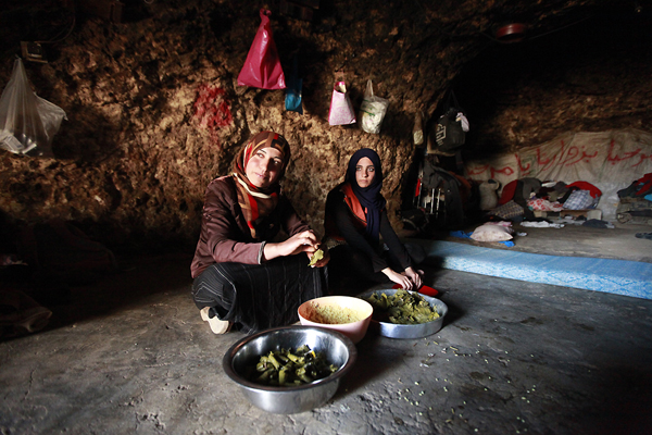 Saheer Hamamdi bersama kakaknya menyediakan makanan tadisi Palestin yang dipanggil "dawali".