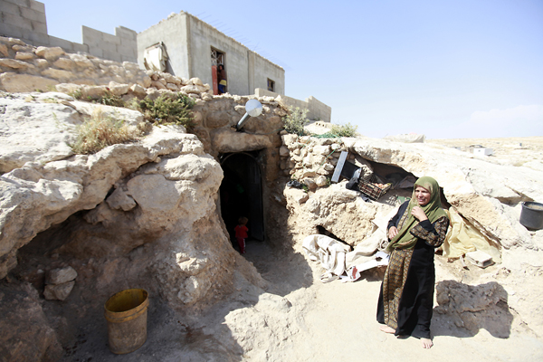 Keluarga Hamamdi bina rumah di atas gua bagi menempatkan keluarganya yang semakin membesar. Zionis mengarahkan supaya  rumah tersebut dirobohkan, dengan alasan bahawa kediaman tersebut dibina secara haram.