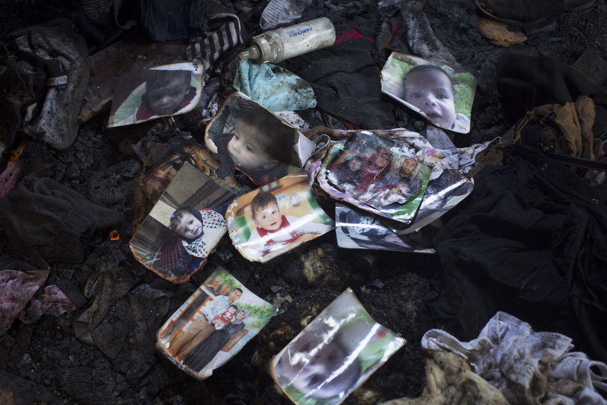 31 Julai - Foto keluarga di atas lantai rumah bayi Ali Dawabsha, 18 bulan, yang terkorban dibakar  hidup-hidup oleh pendatang Yahudi di perkampungan Duma di Tebing Barat. Tiga lagi ahli keluarganya  cedera parah dalam serangan tersebut.