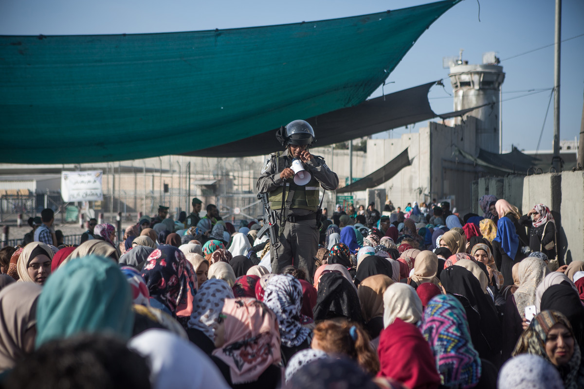 3 Julai - Penduduk Palestin melintasi sekatan Qalandiya di bandar Ramallah untuk bersolat di Masjid Al-Aqsa pada hari Jumaat ketiga dalam bulan Ramadan.