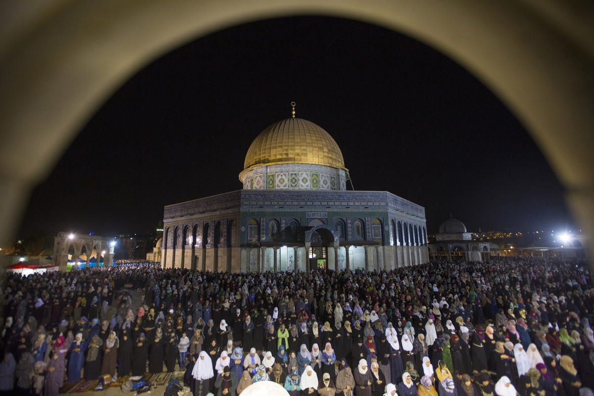 13 Julai - Para jemaah bersolat pada malam lailatul qadr di luar Kubah as Sakhra' di perkarangan Masjid al-Aqsa di Baitulmaqdis.