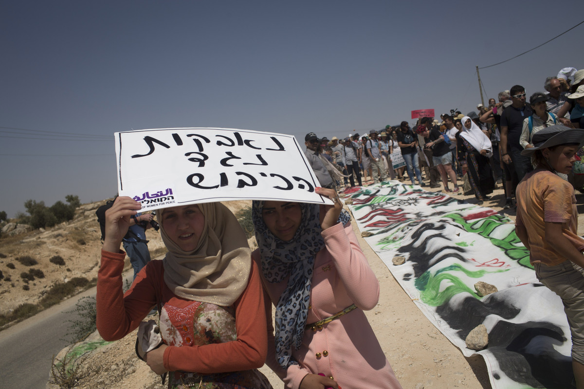 24 Julai - Aktivis Palestin dan antarabangsa berarak berdekatan perkampungan Susiya di al-Khalil bagi memprotes ugutan Zionis untuk meroboh kampung tersebut dan memaksa penduduknya berpindah keluar.
