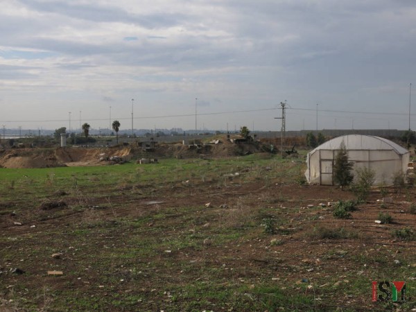 Salah satu daripada empat buah rumah hijau yang pernah digunakan oleh Pusat Penyelidikan Guanaan Fakulti Pertanian. Kini menjadi terabai di dalam zon latihan tentera Zionis.