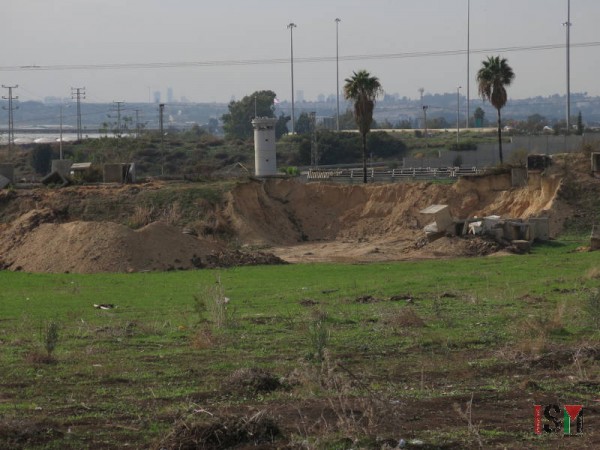 Di belakang kawasan haram latihan tentera Zionis ini berdirinya tembok pemisah dan sebuah menara tentera yang menjadi sempadan di antara Tebing Barat, kawasan kampus Univerisiti Al-Kadoorie dan negara haram Zionis.