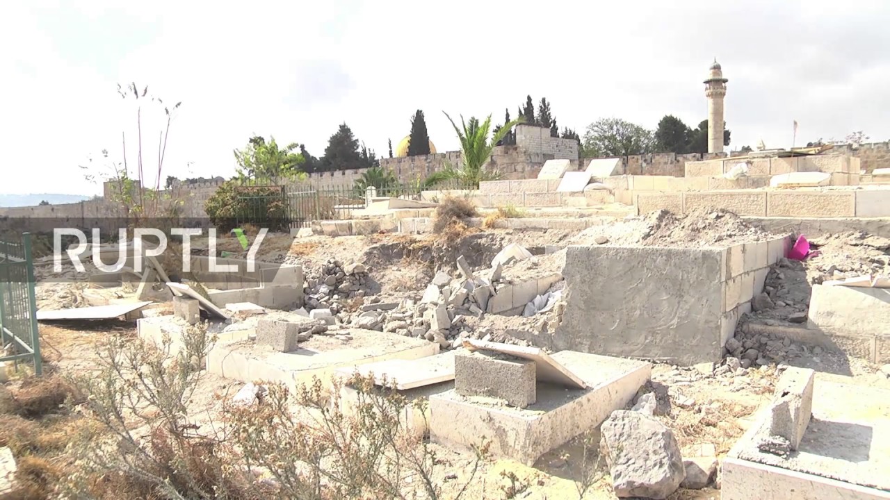 Zionis timbus kubur di tanah perkuburan Bab al-Rahma