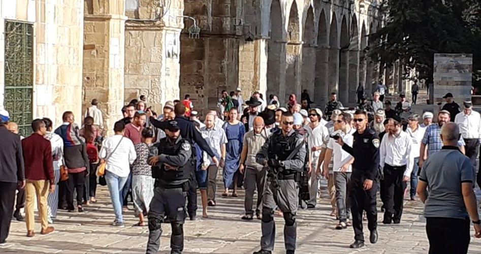 Polis Zionis iring pendatang Yahudi ceroboh masuk al-Aqsa