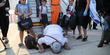 140 pendatang Yahudi dari Perancis tiba di Tel Aviv
