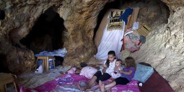 Perluasan penempatan haram Yahudi paksa penduduk Palestin tinggal dalam gua